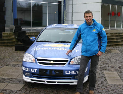 Henrik Lundgaard ved Chevrolet raceren som han skal køre i 2007 sæsonen.